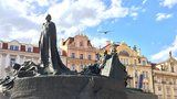Česko si připomíná upálení Husa. Jeho pomník získá zpět zelenou barvu