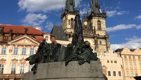 Současná podoba pomníku s husitským chrámem v pozadí.