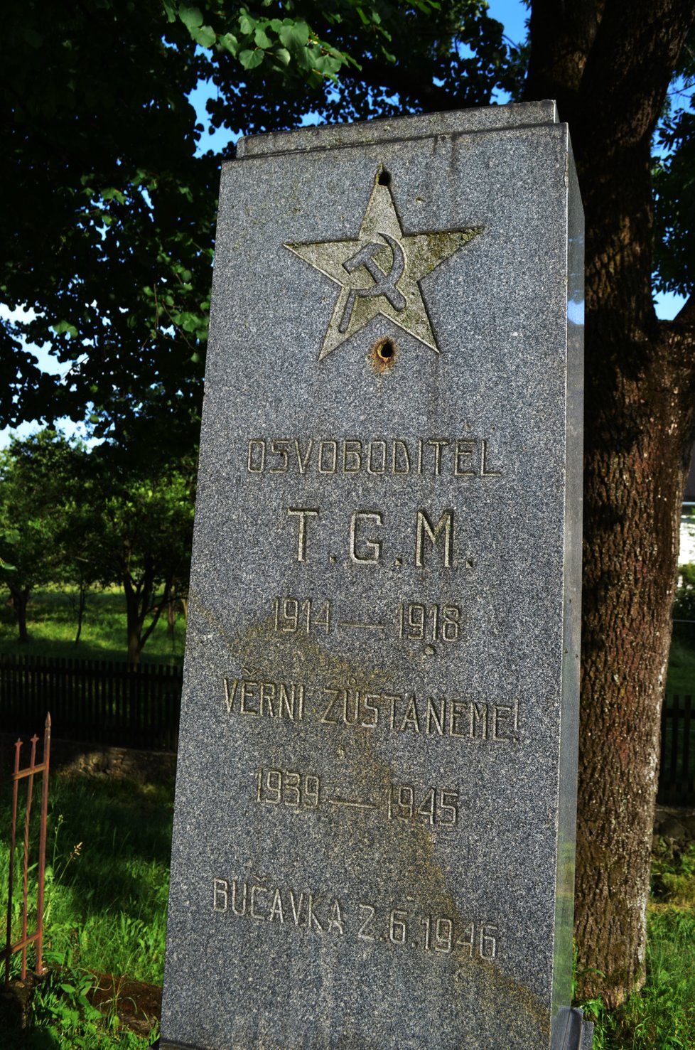 Unikátní památník stojí v Bučávce na Osoblažsku. Nad iniciálami prezidenta Masaryka je vyryt symbol komunismu – srp, kladivo a pěticípá hvězda.