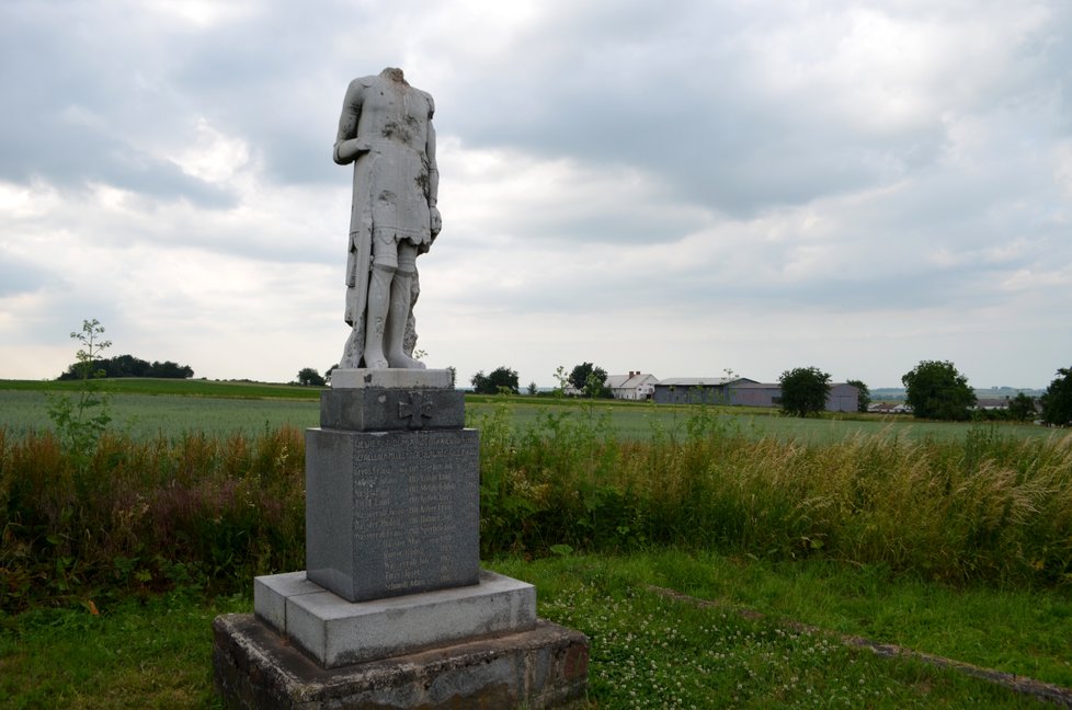 V Hlince na Osoblažsku zmizela z památníku opakovaně hlava rytíře Rolanda. Památník byl věnován vojákům, kteří padli za I. světové války.