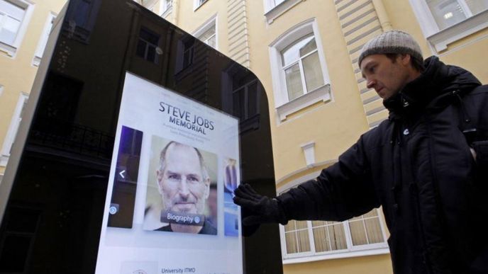 pomník Steva Jobse v Petrohradě