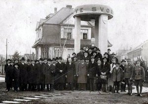 Na fotografii z 8. prosince 1934 se nacházejí  zástupci Břeclavi a slovenských měst, kteří  se účastnili pracovního sjezdu. Tento sjezd se konal dva  dny a jeho součástí bylo i položení kytic k  památníku a vzdání holdu těm, kteří se  zasloužili o svobodu jižního Slovenska.