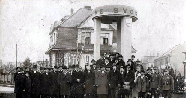 Na fotografii z 8. prosince 1934 se nacházejí  zástupci Břeclavi a slovenských měst, kteří  se účastnili pracovního sjezdu. Tento sjezd se konal dva  dny a jeho součástí bylo i položení kytic k  památníku a vzdání holdu těm, kteří se  zasloužili o svobodu jižního Slovenska.