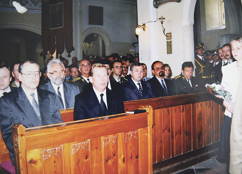 Prezident Václav Havel na pohřbu četaře Petra Valeše v Rožmitále.