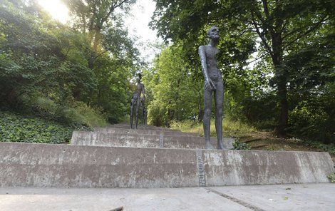 Pomník obětem komunismu od sochaře Olbrama Zoubka v Praze pod Petřínem.