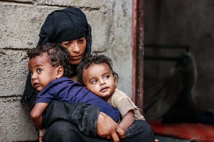 Najwa se svými dětmi žije den co den v naprostém zoufalství. Nedokáže jim zajistit někdy ani jedno jídlo denně.