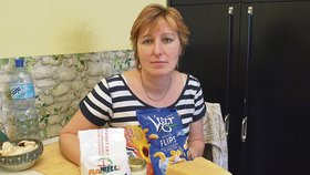 Nezaměstnaná Kateřina Svatošová nad potravinami s prošlou lhůtou