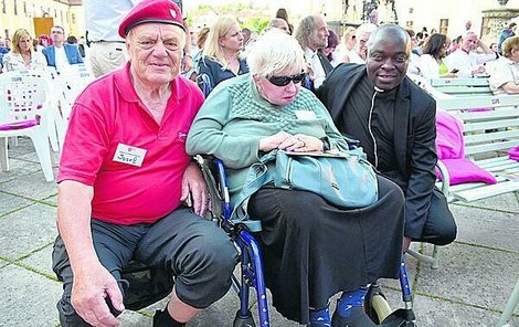 Už řadu let je jeho klientkou nevidomá Ludmila Hacarová (73). „Jsem s ním nadmíru spokojená. Byli jsme čtyřikrát v Lurdech a na Velehrad jezdíme každý rok,“ říká. Už řadu let je jeho klientkou nevidomá Ludmila Hacarová (73). „Jsem s ním nadmíru spokojená. Byli jsme čtyřikrát v Lurdech a na Velehrad jezdíme každý rok,“ říká.