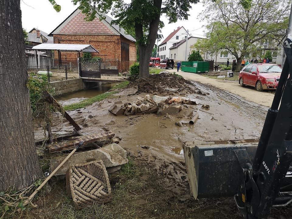 Obce na Olomoucku zasáhla velká voda. Lidé si navzájem nabízí pomoc, vozí si zásoby a hygienické potřeby.