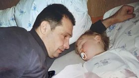 Tatínek Ivan s dcerou Julií před lety.