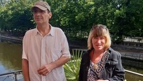 Julie s maminkou se stará o umírajícího tatínka.