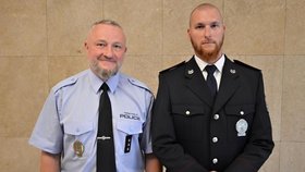 Hrdinové strážník Tomáš Janáček (48, vlevo) a policista Daniel Kocián (28).