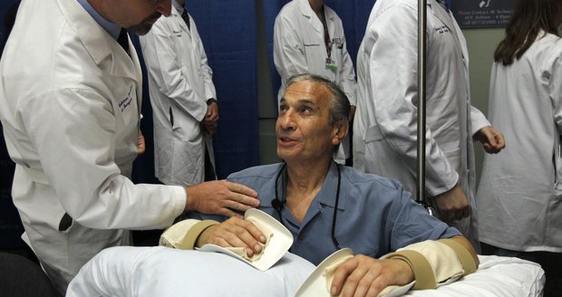Pomohač v rozhovoru s mužem, kterému dopřál zázrak moderní chirurgie