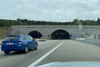 Zavřený Komořanský tunel: Srazily se v něm čtyři náklaďáky, směrem k dálnici D5 se tvoří kolony
