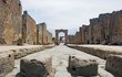 Víte, že... ...Pompeje a Herculaneum roku 79 n. l. pohřbila mohutná erupce Vesuvu? Popel a bahno »zakonzervovaly« budovy i věci.