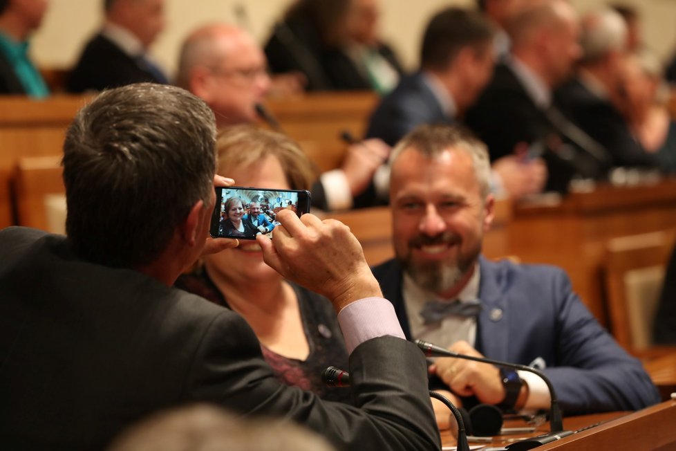 Senátoři si čekání na amerického ministra Pompea krátili fotografováním (12. 8. 2020).