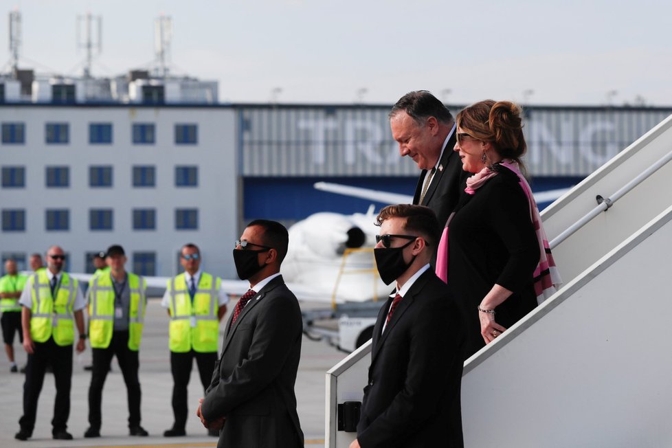 Šéf americké diplomacie Mike Pompeo s manželkou Susan dorazili do Česka (11. 8. 2020)