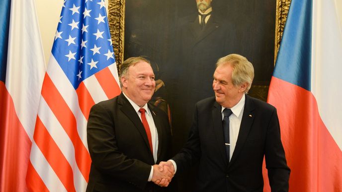 Americký ministr zahraničí Mike Pompeo se zdvořilostně setkal s prezidentem Milošem Zemanem