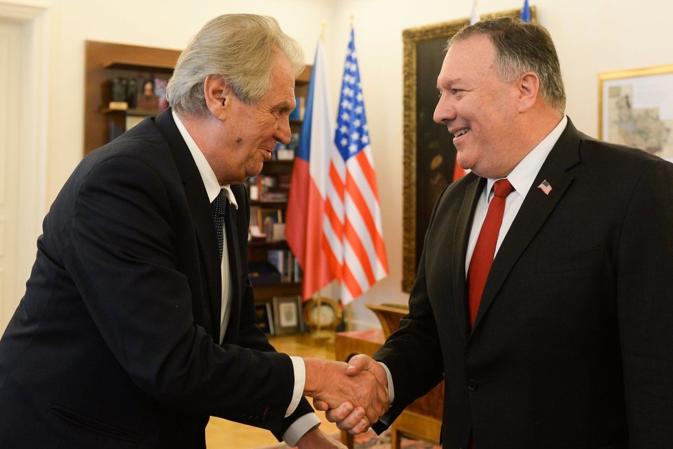 Americký ministr zahraničí Mike Pompeo se zdvořilostně setkal s prezidentem Milošem Zemanem. Na schůzku na Pražském hradě si šéf americké diplomacie vyhradil 20 minut. Prezidentská kancelář nepozvala novináře, zveřejnila jen oficiální fotografie focené od pasu nahoru (12. 8. 2020).