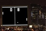 Pong v roce 1972 a stejná videohra letos na mrakodrapu