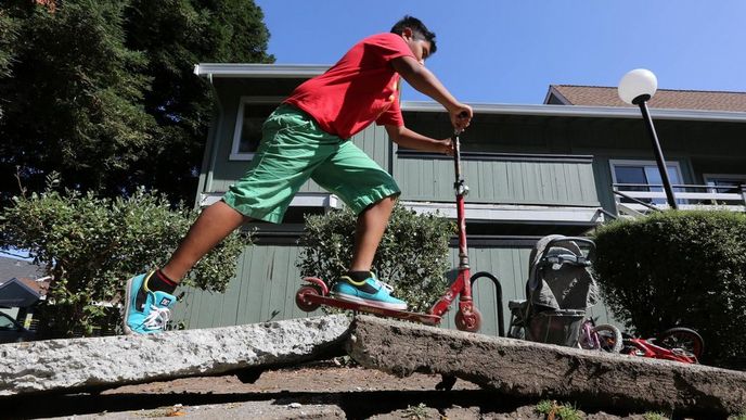 Poničený chodník po zemětřesení v Kalifornii