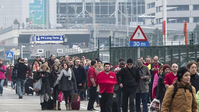 Poničený terminál bruselského letiště po útoku teroristů