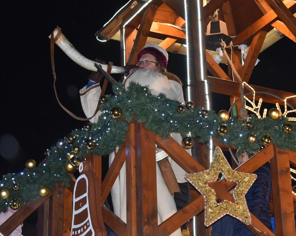 Ponocný Zdeněk Zajíček troubí a vyvolává ze zvonice uprostřed adventních trhů v Plzni.