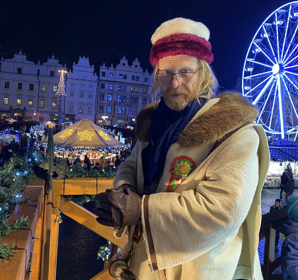 Ponocný Zdeněk Zajíček troubí a vyvolává na plzeňských adventních trzích v centru města denně v 17 a 18 hodin, naposledy den před Štědrým dnem.