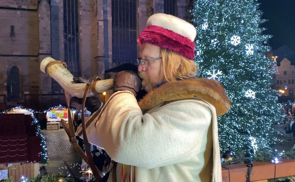 Ponocný Zdeněk Zajíček troubí a vyvolává na plzeňských adventních trzích v centru města denně v 17 a 18 hodin, naposledy den před Štědrým dnem.