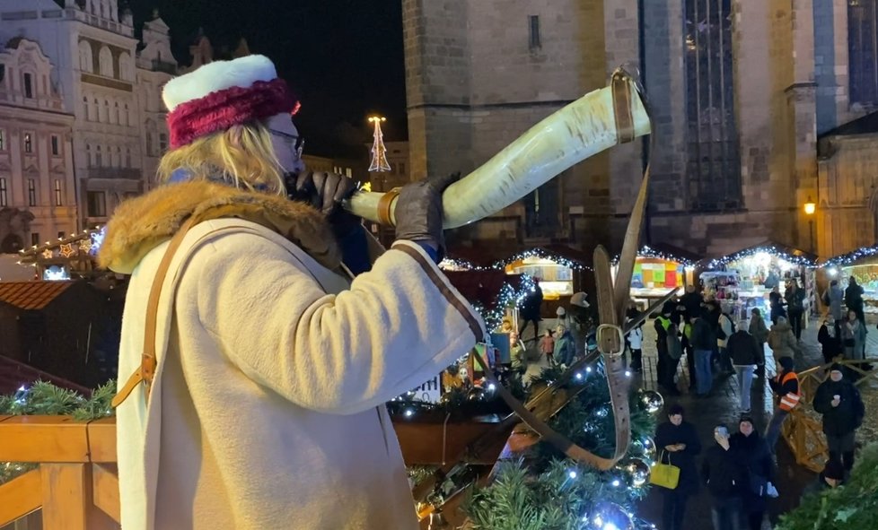 Ponocný Zdeněk Zajíček troubí a vyvolává na plzeňských adventních trzích v centru města denně v 17 a 18 hodin, naposledy den před Štědrým dnem.