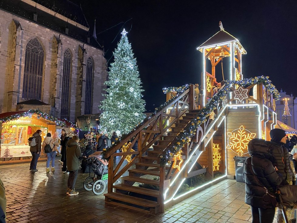 Zvonice na adventních trzích v Plzni, odkud ponocný v 17 a 18 hodin troubí a vyvolává.