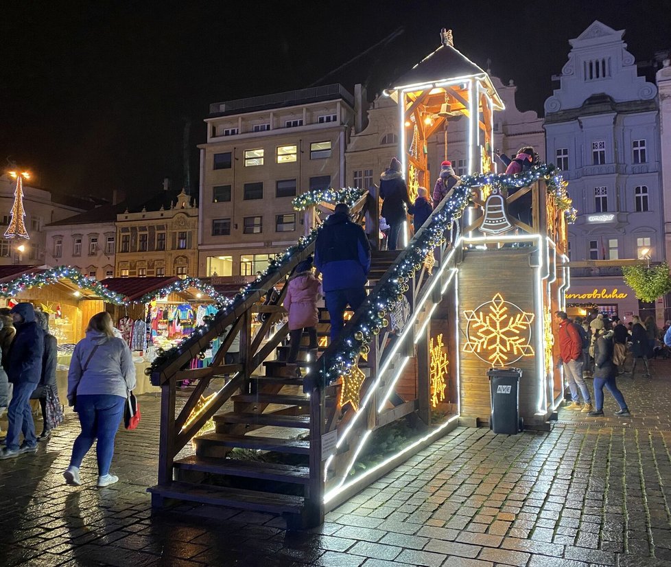 Zvonice na adventních trzích v Plzni, odkud ponocný v 17 a 18 hodin troubí a vyvolává.