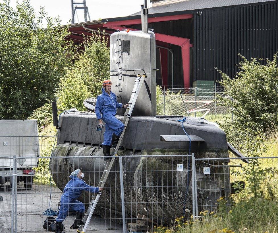 Prohledávání ponorky kvůli důkazu o smrti reportérky Kim Wall.