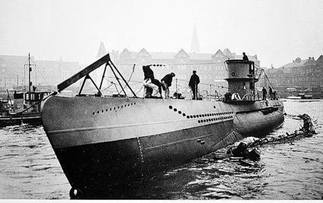 Ponorka U-206 Reichenberg v Kielu.