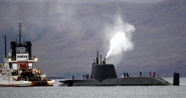 Téměř sto metrů dlouhá ponorka HMS Astute zůstala zaklíněna mezi podmořskými útesy nedaleko Skotska