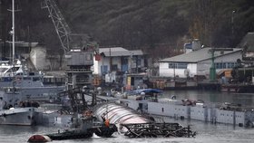 V krymském přístavu Sevastopol utopili vysloužilou a chátrající ponorku.
