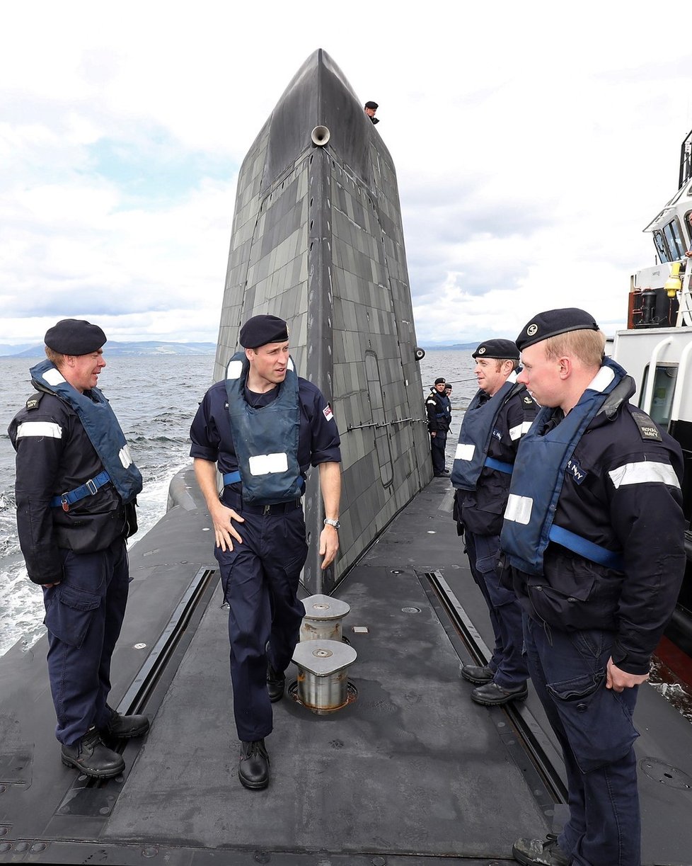 Princ William při návštěvě jaderné ponorky HMS Artful