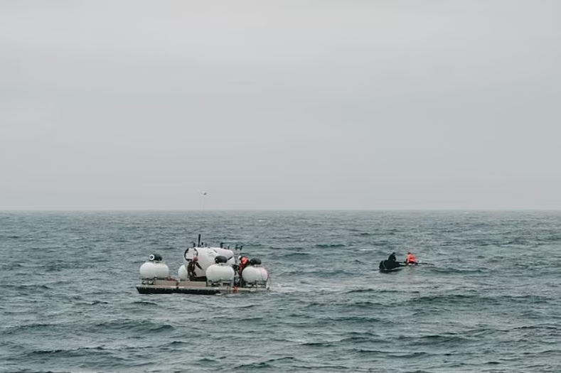 Jedna z posledních fotografií pohřešované ponorky mířící k vraku Titaniku