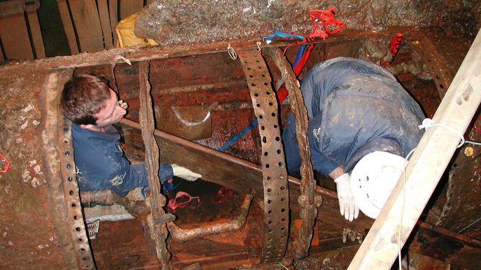Archeologové pracují na vylovené ponorce H. L. Hunley