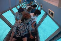 Tragédie v ráji: Rodiče a dítě zemřeli při nehodě turistické ponorky