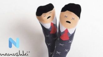 Polská firma vyrobila ponožky vypadající jako Hitler. Ve skříni bude díky nim ordnung, tvrdí