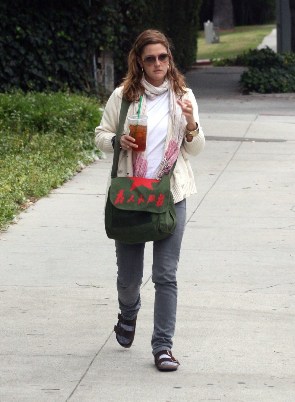 Drew Barrymore se za ponožky v sandálech rozhodně nestydí.