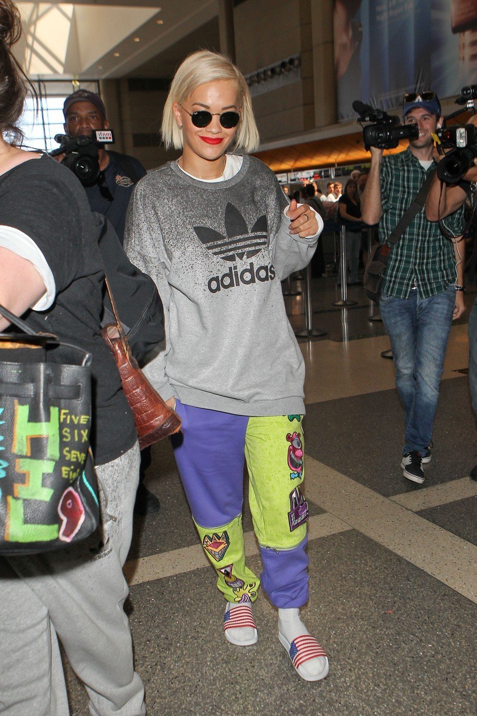 Rita Ora nosí ponožky v sandálech často a ráda.
