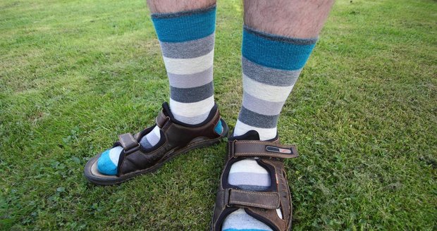 Myslíte, že ponožky do sandálů jsou český vynález? Chyba.
