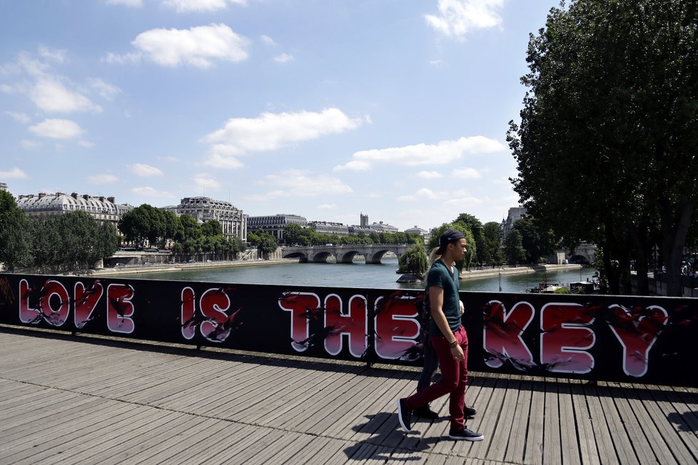 Most Pont des Arts nyní zdobí graffiti.