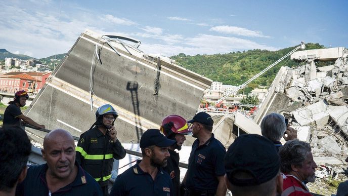 Zhroucení části mostu Ponte Morandi