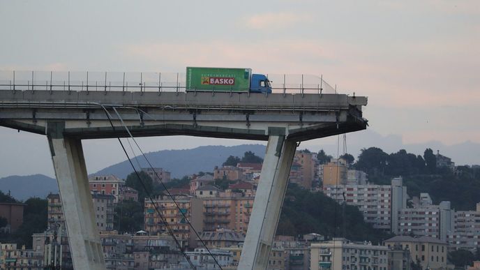Zhroucení části mostu Ponte Morandi