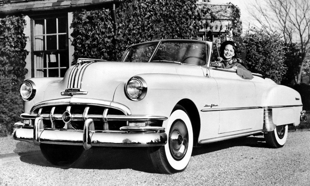 Všechny vozy Pontiac Chieftain ročníku 1949 a 1950 měly na bocích za předními koly nápis „Silver Streak“. Jmenovaly se tak lišty na kapotě.