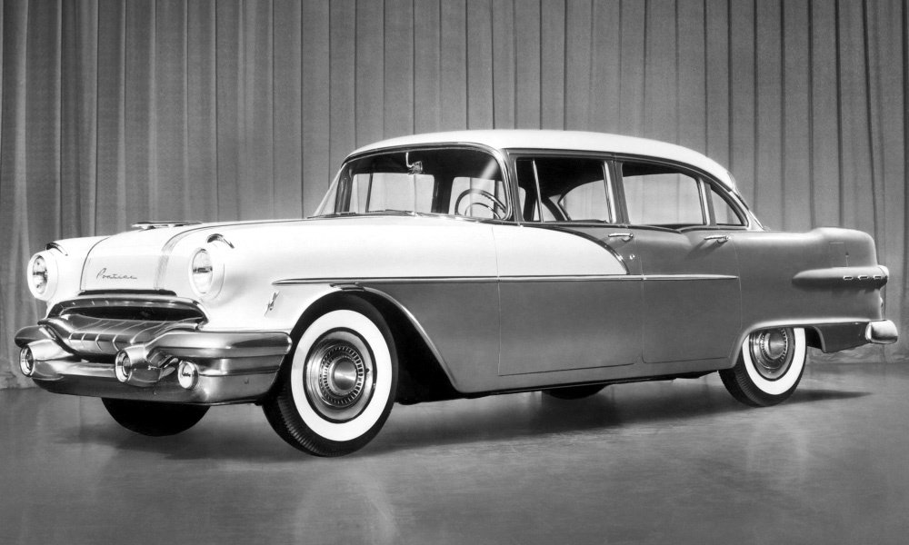 V roce 1956 byl objem motoru V8 zvětšen na 5,2 litru a délka sedanu překročila 5,2 metru.
