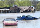 Voda z přeplněných přehrad smetla město i se sbírkou Pontiaců 